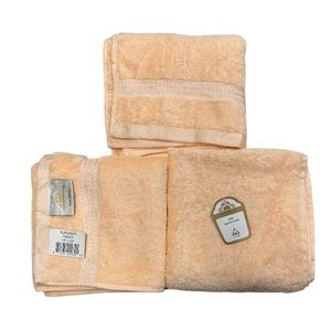 NWT pack of 3, 16” x 30” superior peach colored superior towel collection towels